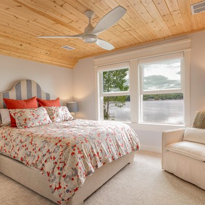 Guest bedroom lake side